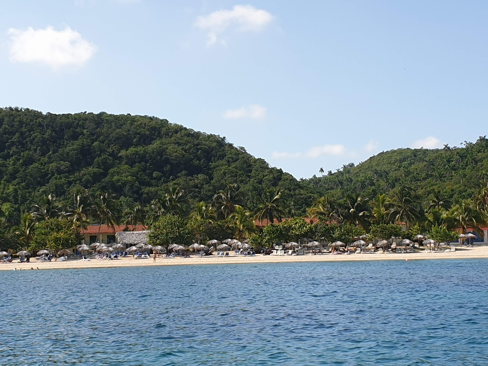 Foto di Spiaggia Ville Cameleon e l'insediamento