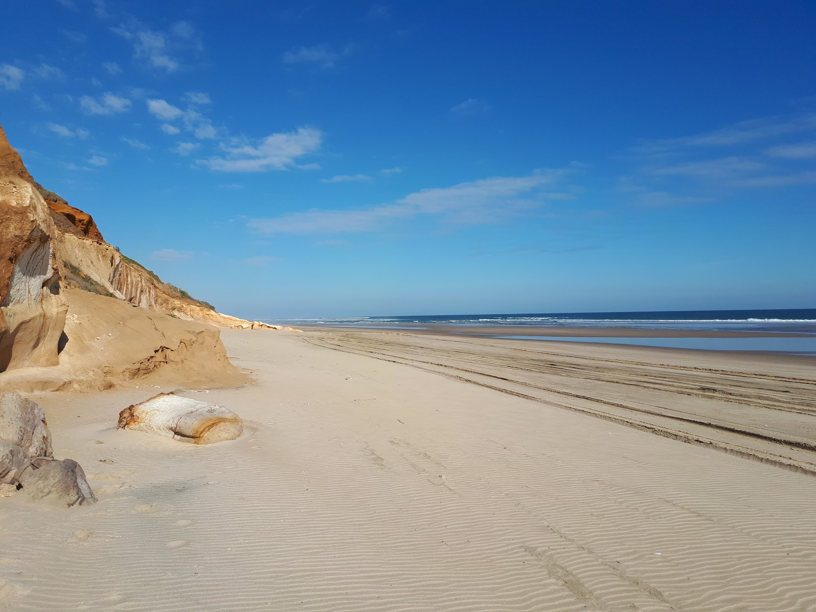 Fotografija Omamari Beach z svetel fin pesek površino