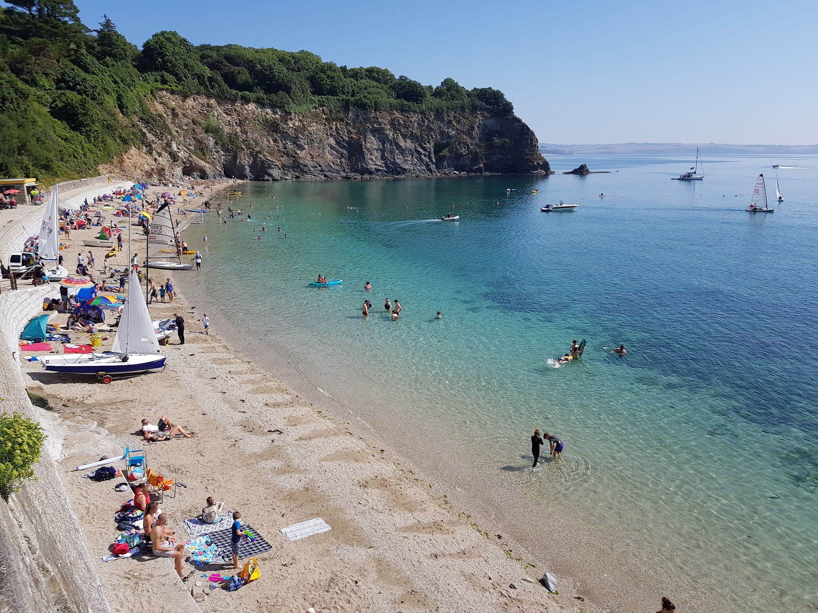 Foto van Porthpean strand met lichte fijne kiezelsteen oppervlakte