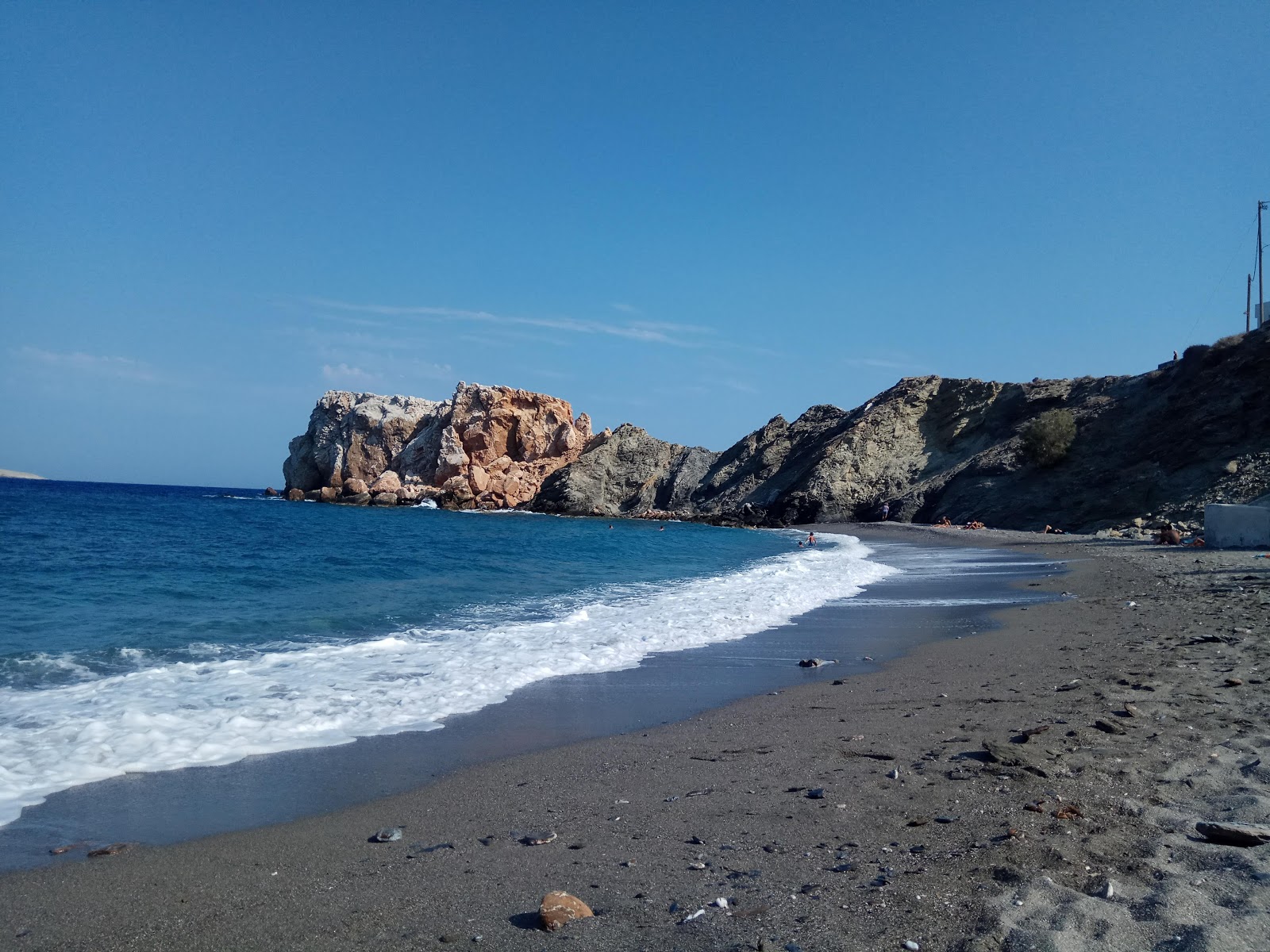 Vardia Beach'in fotoğrafı uçurumlarla desteklenmiş