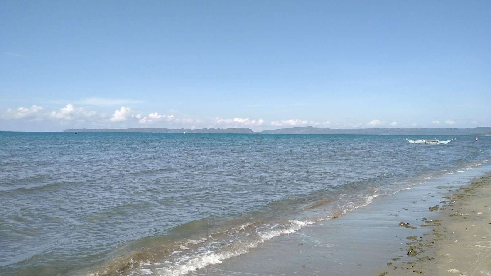 Foto di Sibalat Beach con una superficie del acqua cristallina