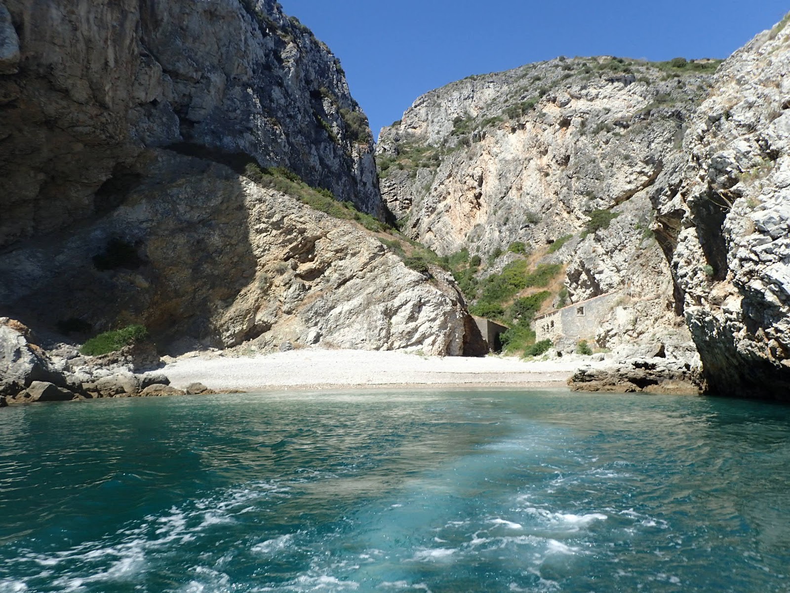 Φωτογραφία του Baleeira Beach με επίπεδο καθαριότητας πολύ καθαρό