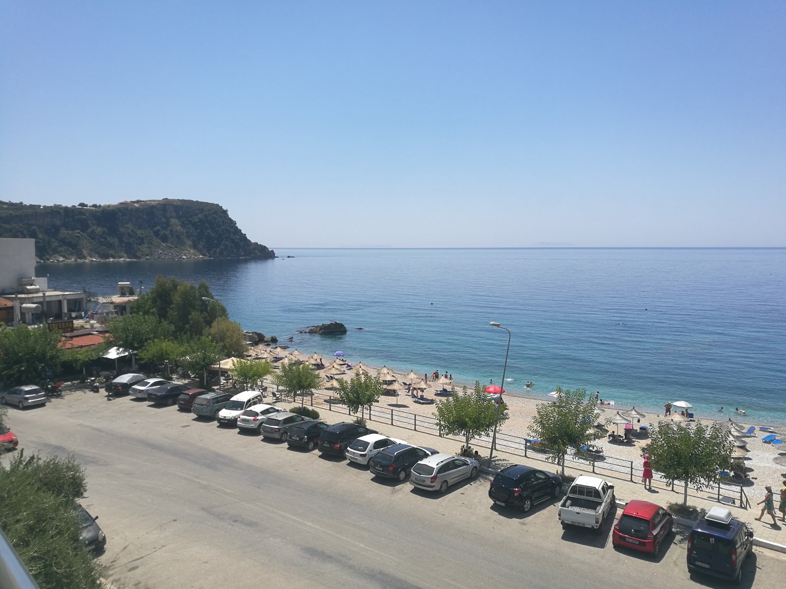 Zdjęcie Prinos beach poparte klifami
