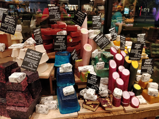 Cosmetics Store «LUSH Fresh Handmade Cosmetics», reviews and photos, 51 Oakbrook Center, Oak Brook, IL 60523, USA