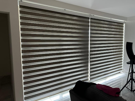 Cortinas De Tela Y Persianas. Concepto-Q