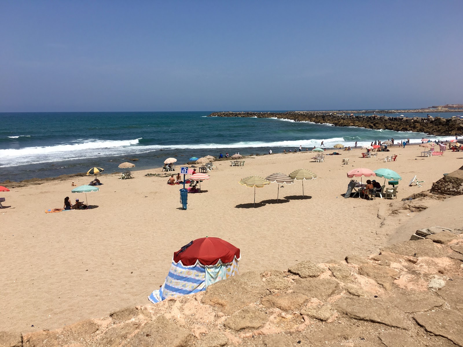 Foto av Rabat strand med fin beige sand yta