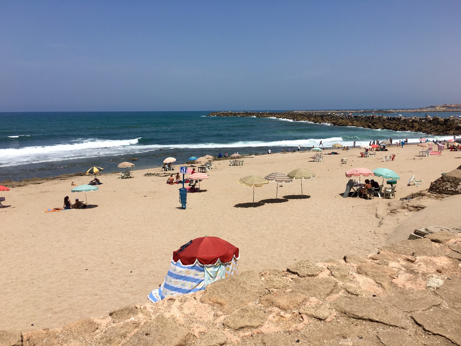 Foto van Rabat Strand met helder fijn zand oppervlakte