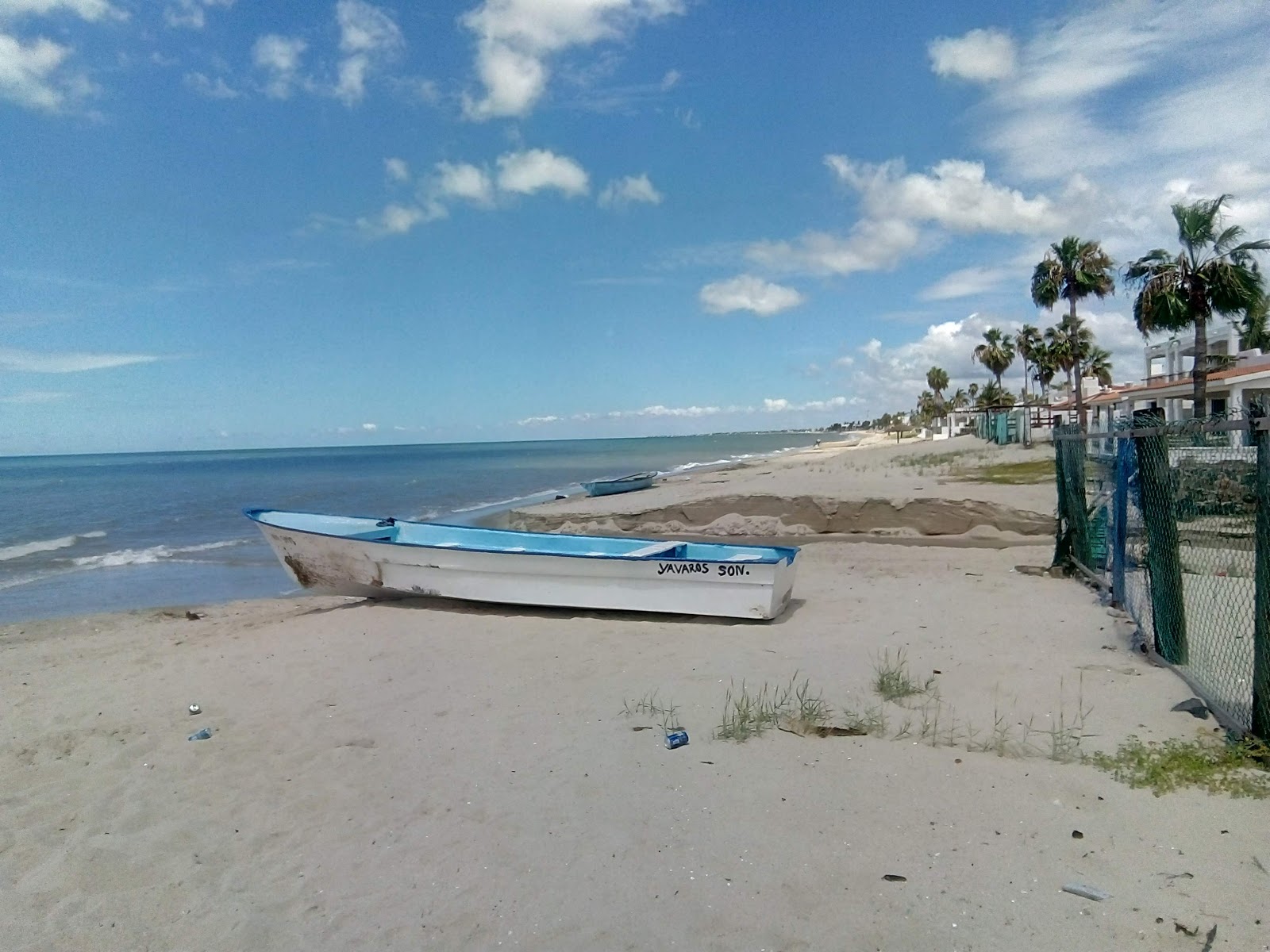 Foto di Camahuiroa beach con una superficie del acqua turchese