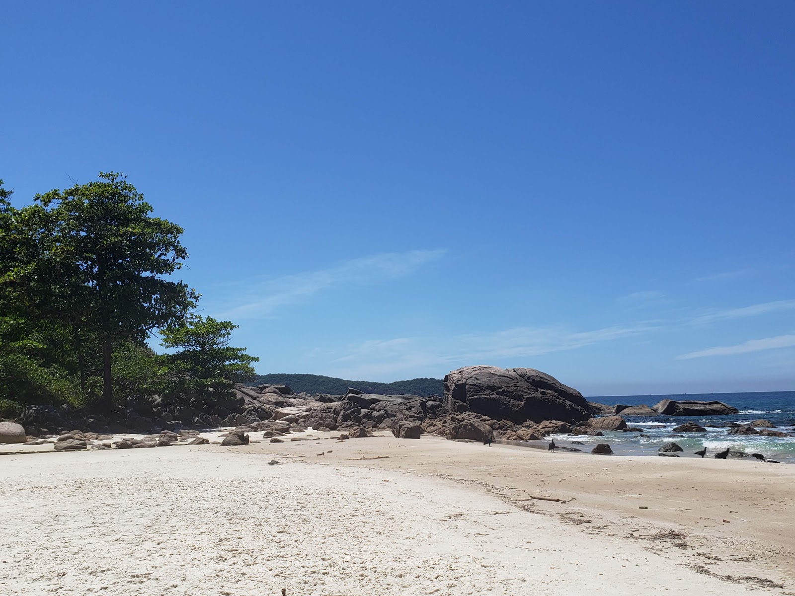 Praia de Santo Antonio的照片 带有碧绿色纯水表面