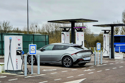 Borne de recharge de véhicules électriques IONITY Station de recharge Eguilly