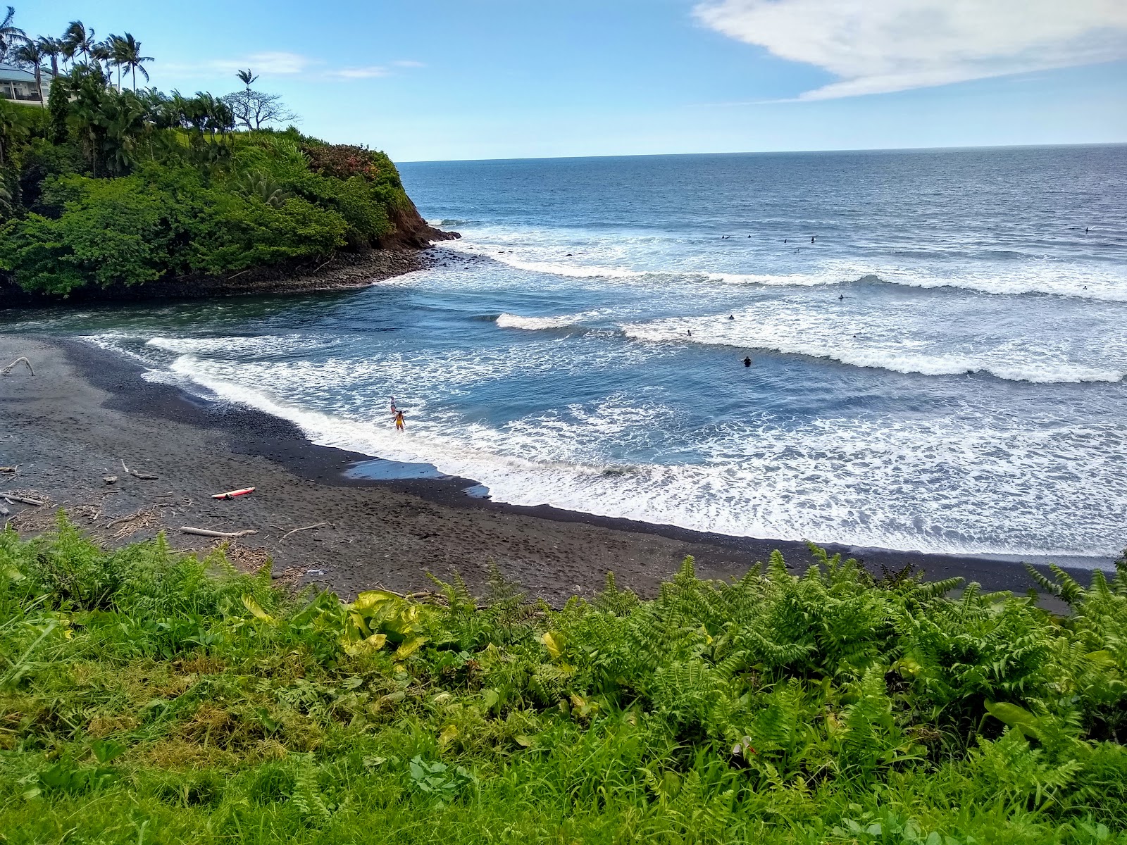 Foto de Honoli'i Beach con arena gris y piedras superficie