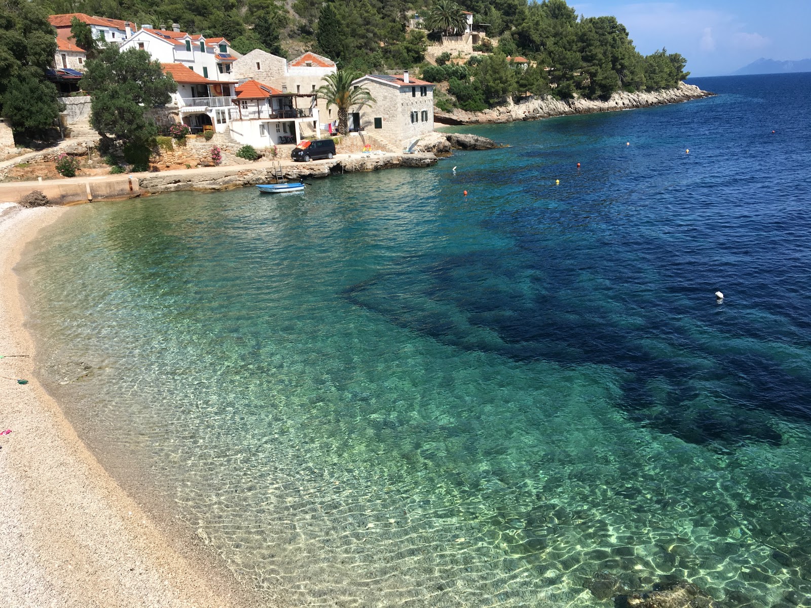 Foto de Tvrdni Dolac beach apoiado por penhascos