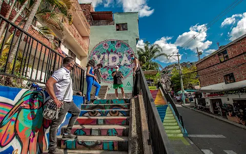 Escalator Comuna 13 image