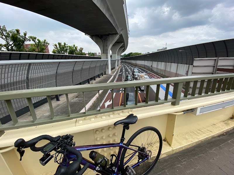 高島陸橋交差点自転車駐車場