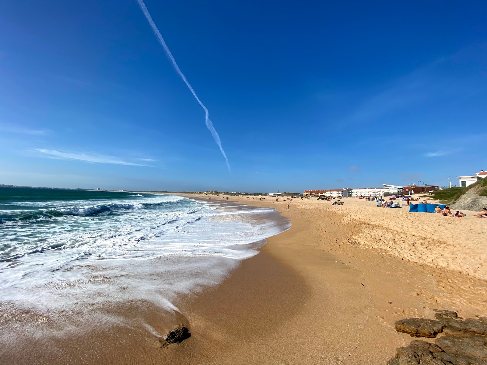 Zdjęcie Praia da Consolacao z powierzchnią jasny, drobny piasek