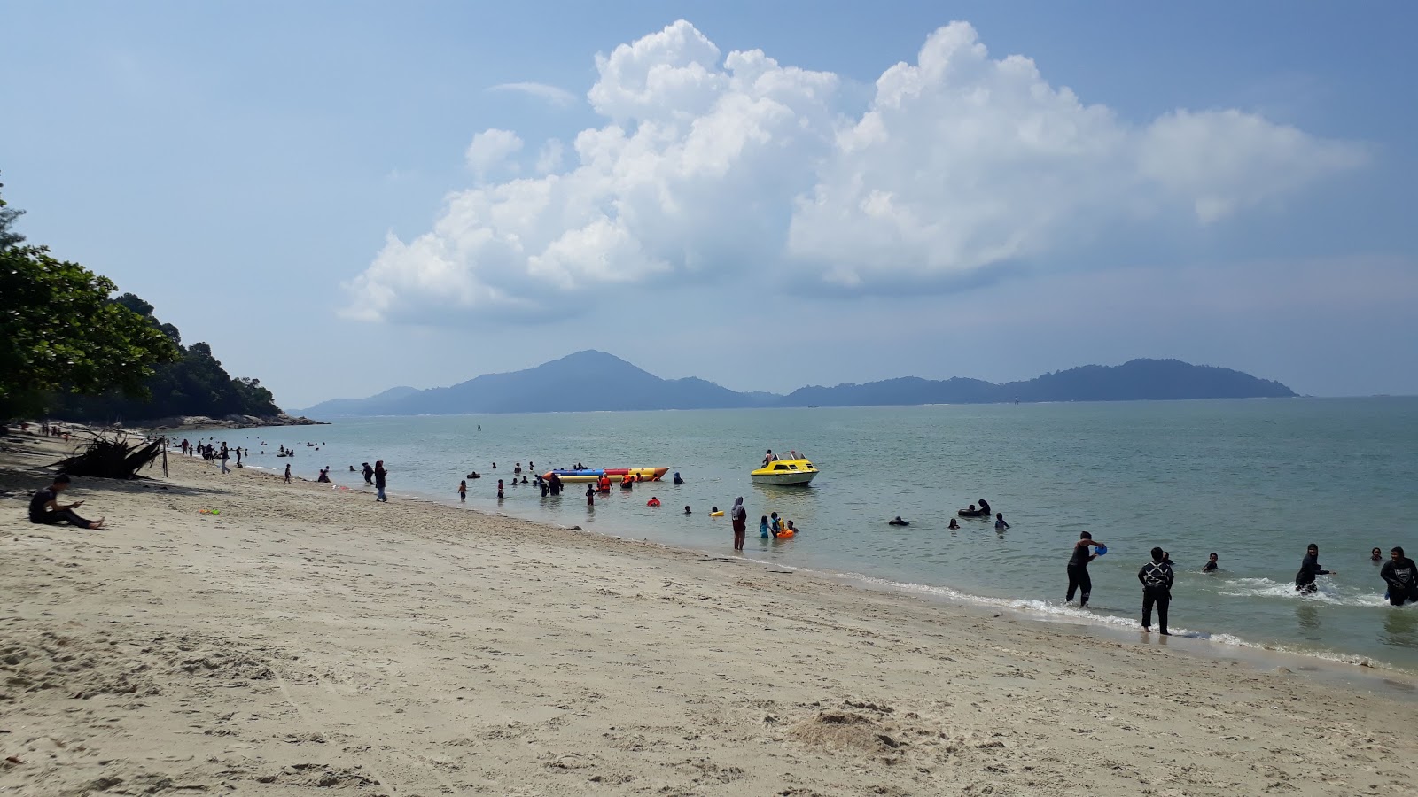Zdjęcie Teluk Senangin Beach z poziomem czystości wysoki