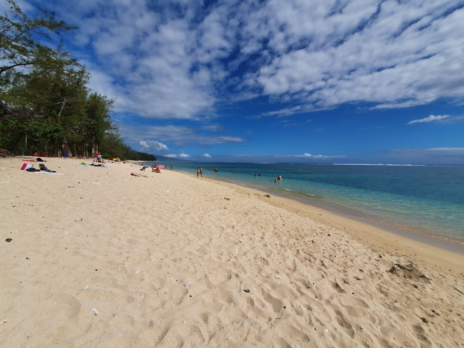 Foto de Plage De L'Hermitage com areia brilhante superfície