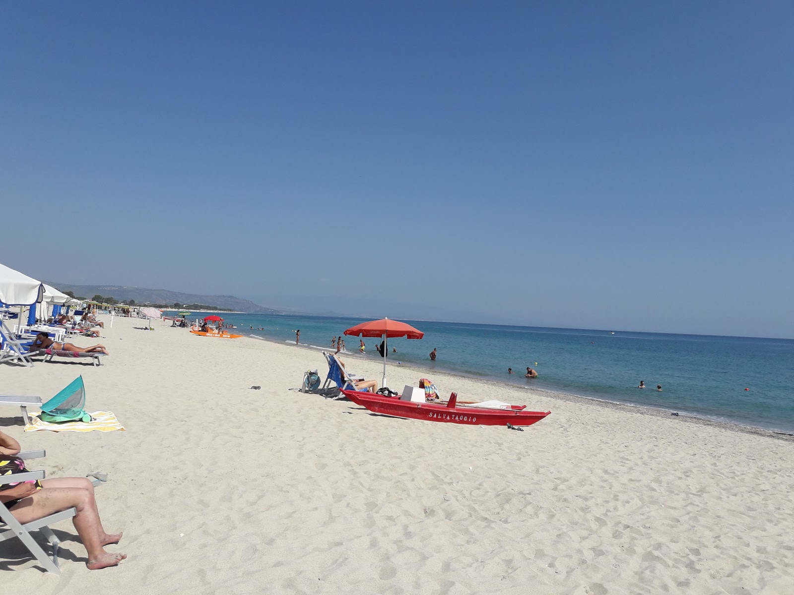 Foto av San Sostene Marina med lång rak strand