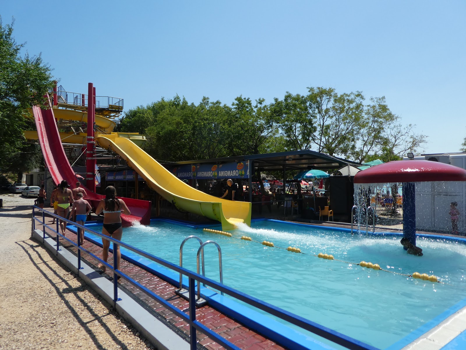 Foto von Slanica beach und die siedlung