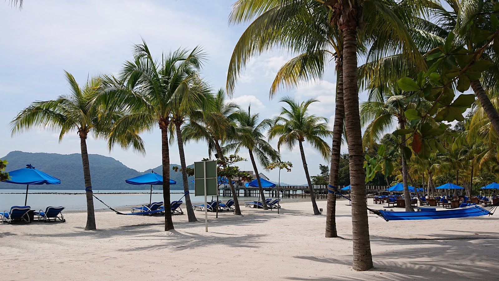 Beringin Beach'in fotoğrafı uçurumlarla desteklenmiş