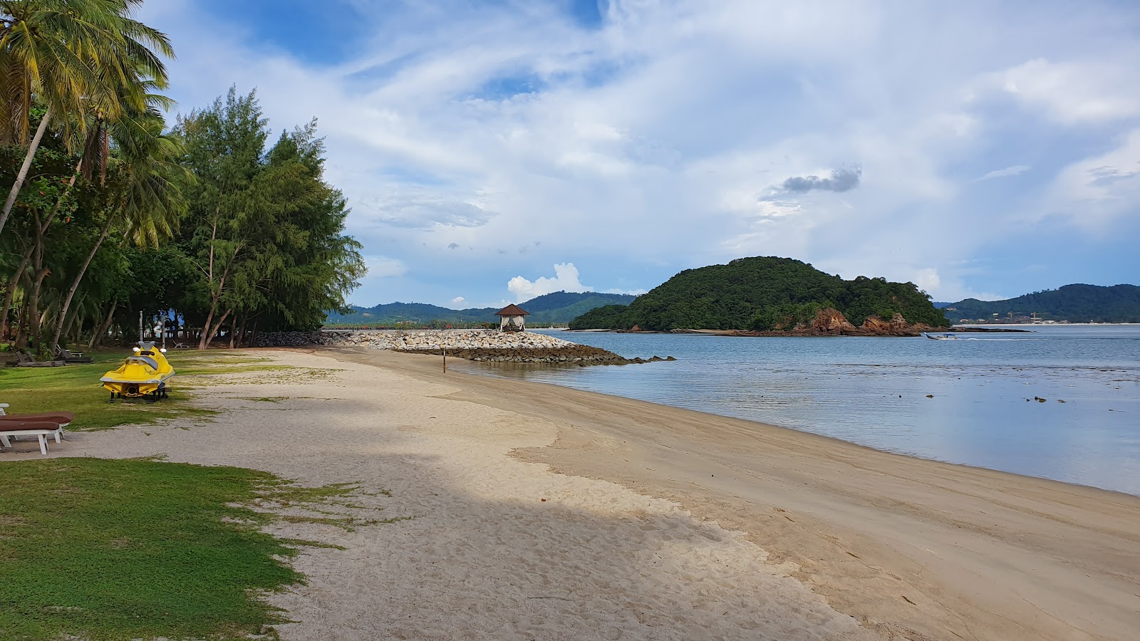 Φωτογραφία του Rebak Resort Beach με επίπεδο καθαριότητας πολύ καθαρό