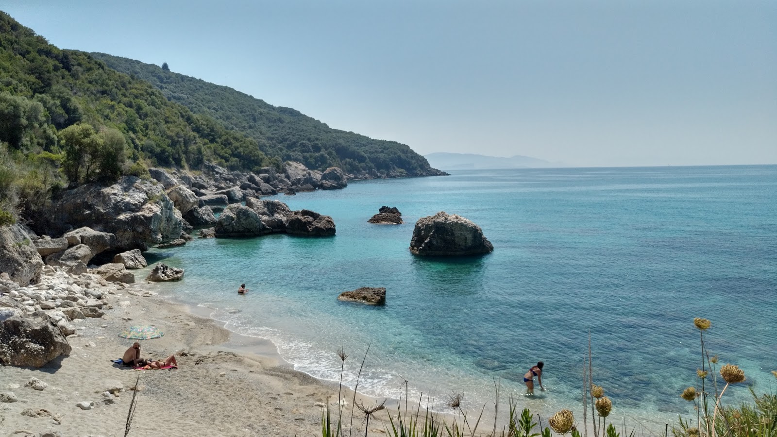 Foto af Agios Sostis beach med lille bugt