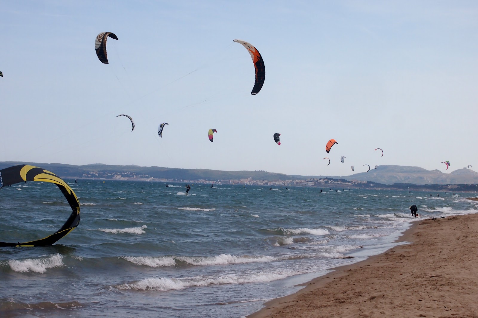 Foto av Sant Pere Pescador med grönt vatten yta