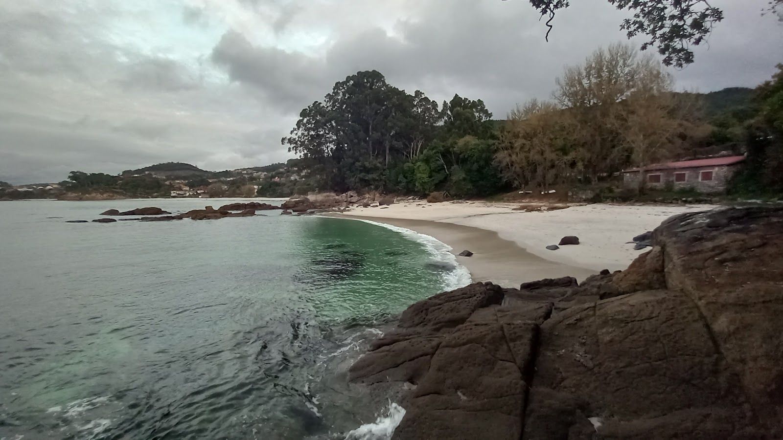 Valokuva Praia de Coveloista. puhtaustasolla korkea