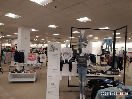 Shopping Mall «Hilldale Shopping Center», reviews and photos, 726 N Midvale Blvd, Madison, WI 53705, USA