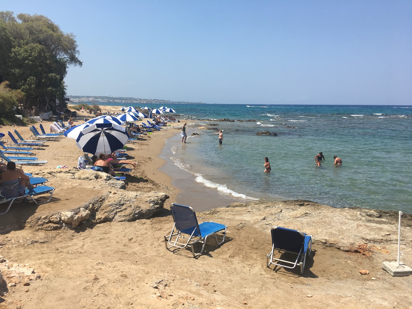 Fotografija Iliostasis beach z rjavi pesek površino