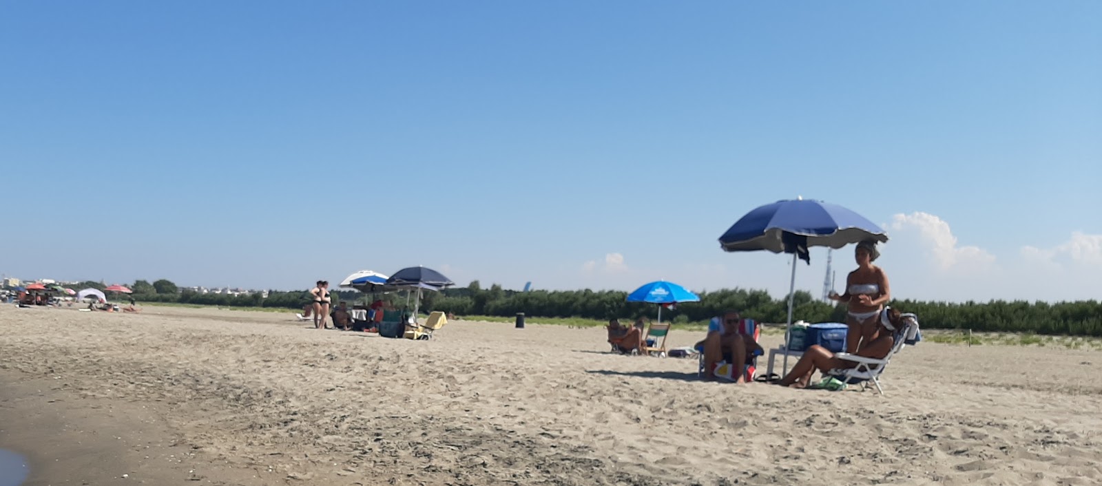 Spiaggia di Barletta'in fotoğrafı kahverengi kum yüzey ile