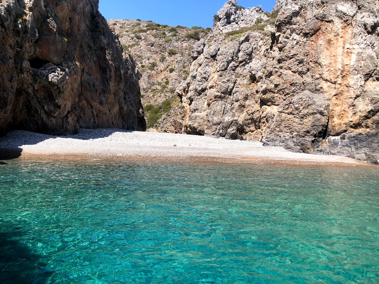 Kiriakoulou beach的照片 带有碧绿色纯水表面