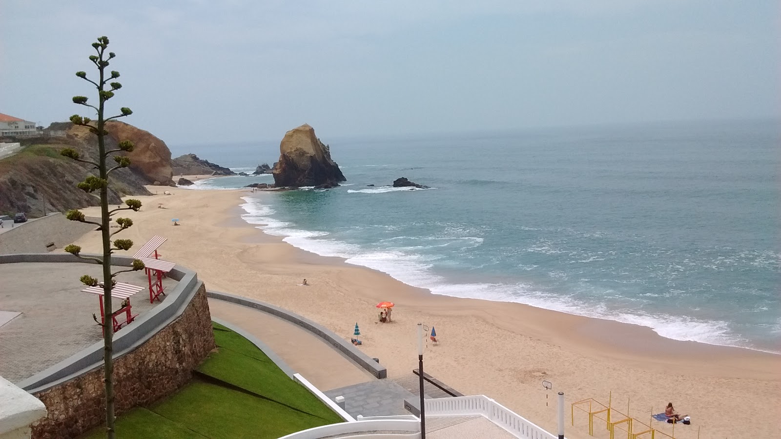 Praia de Santa Cruz'in fotoğrafı dağlarla çevrili
