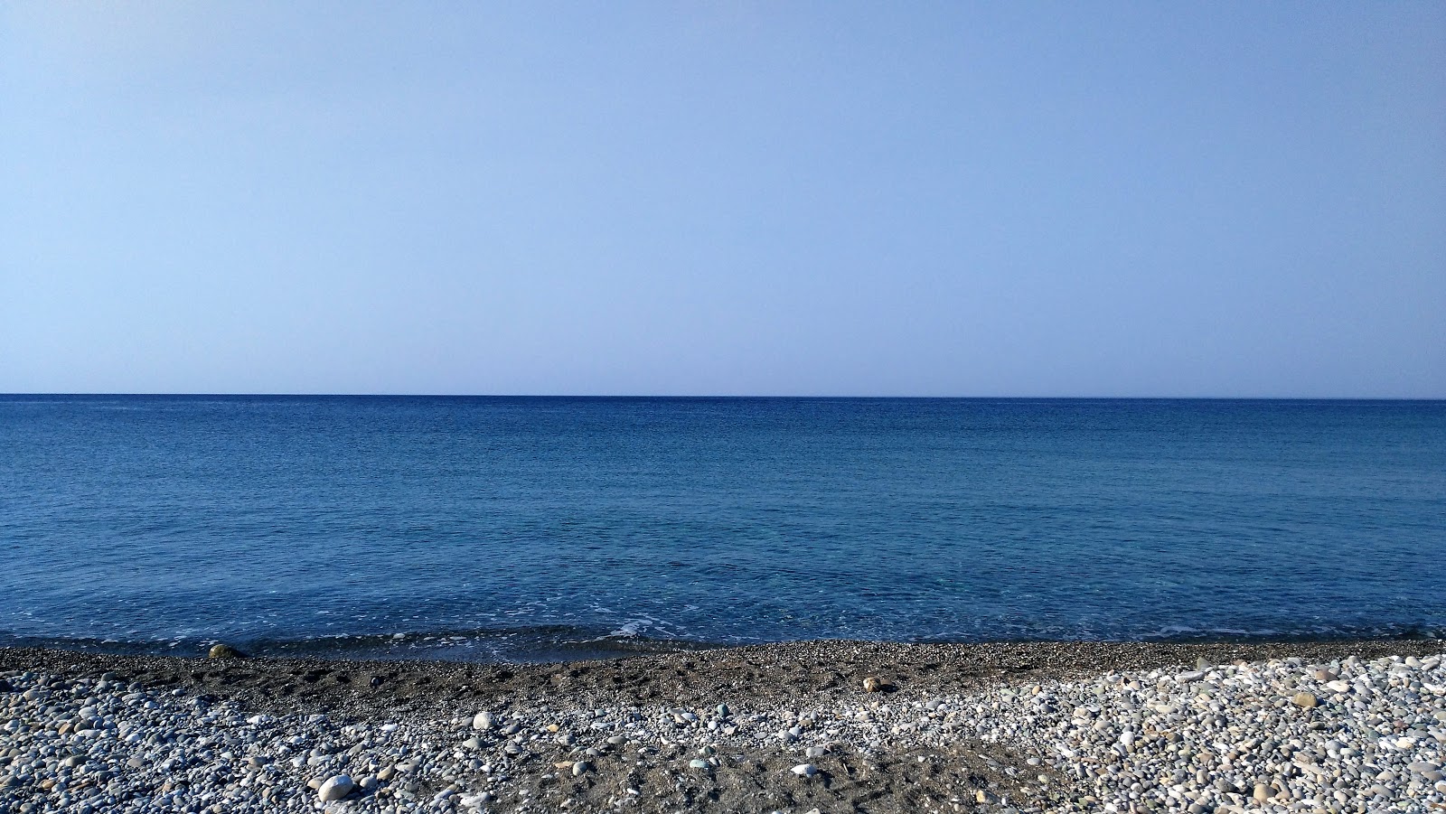 Koutsouri beach'in fotoğrafı - rahatlamayı sevenler arasında popüler bir yer