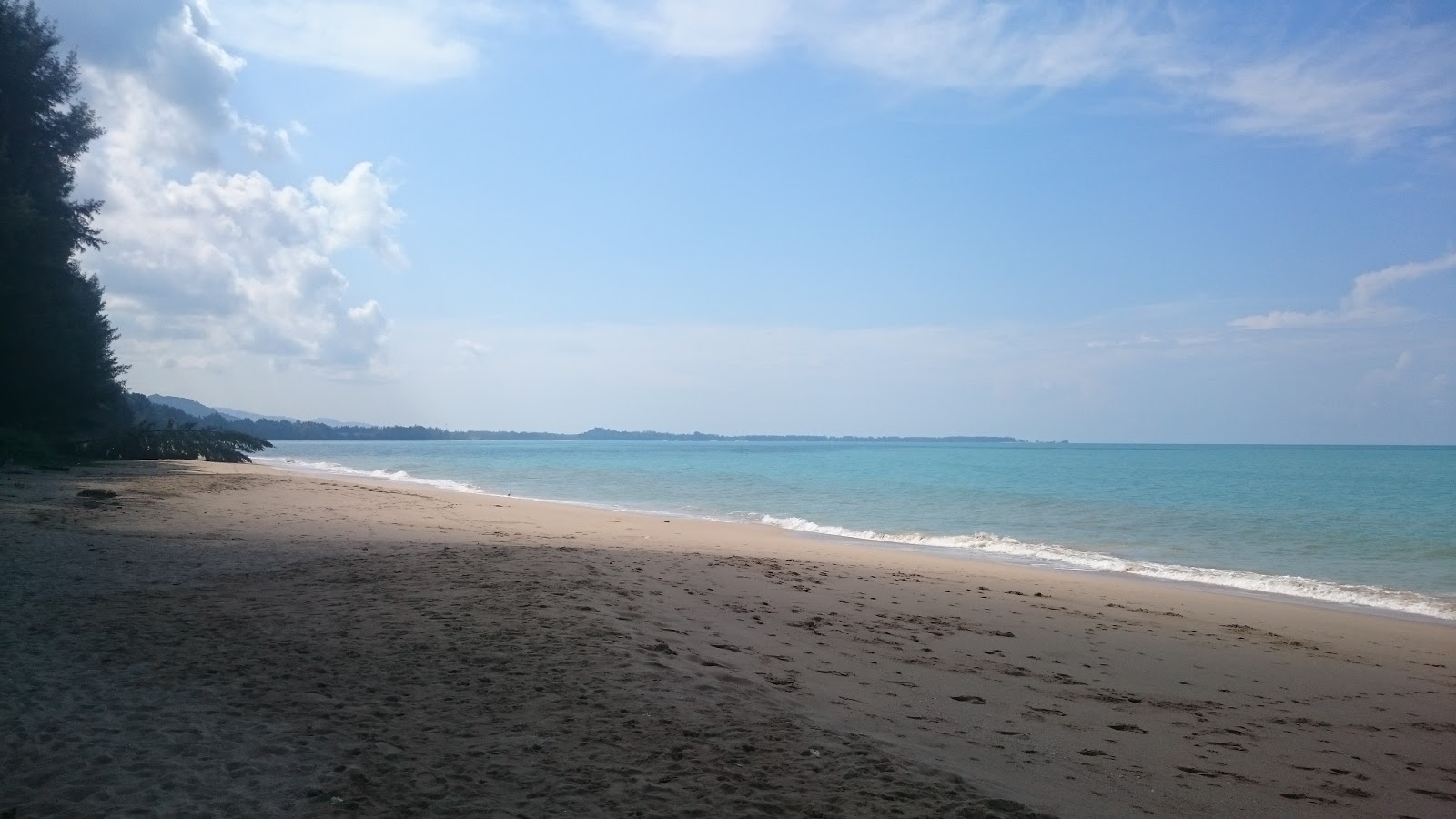 Bang Sak Beach'in fotoğrafı - rahatlamayı sevenler arasında popüler bir yer