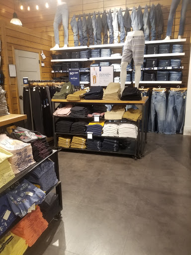 Clothing Store «Aéropostale», reviews and photos, 200 Baychester Ave, Bronx, NY 10475, USA