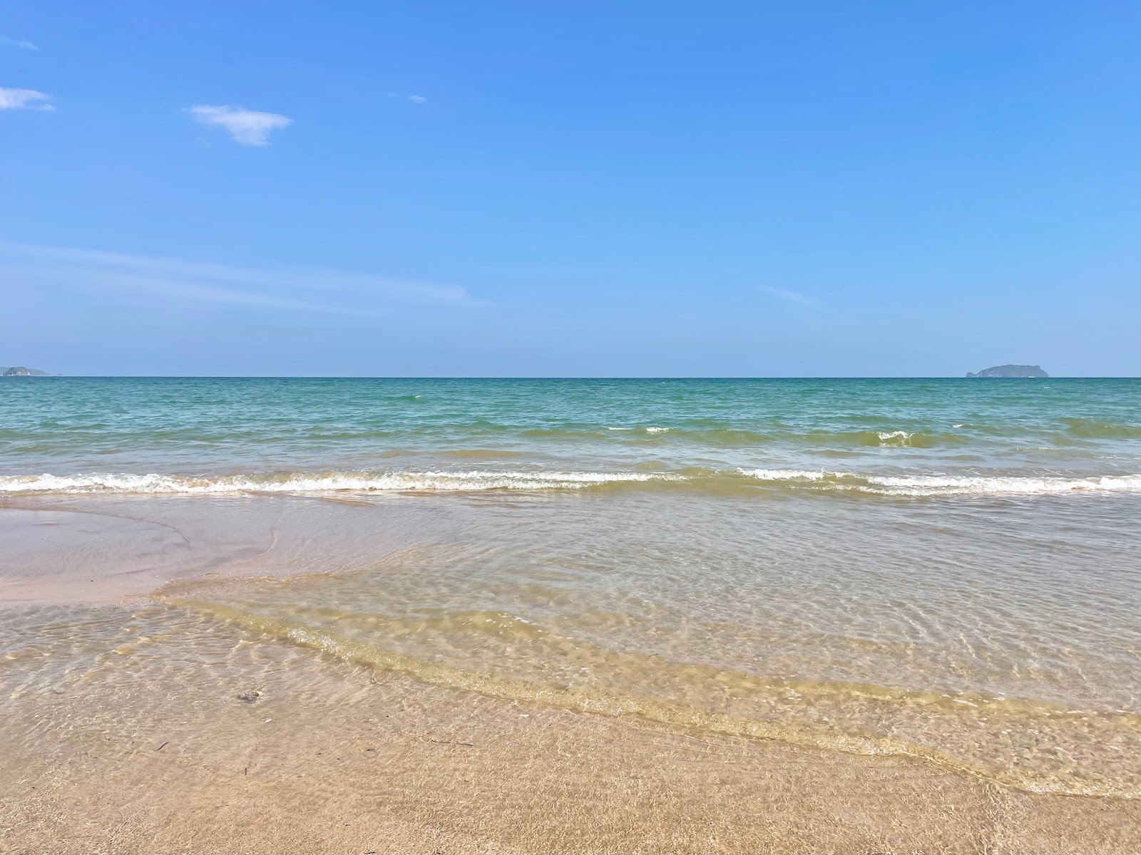 Fotografie cu Sai Ri Sawi Beach zonele de facilități