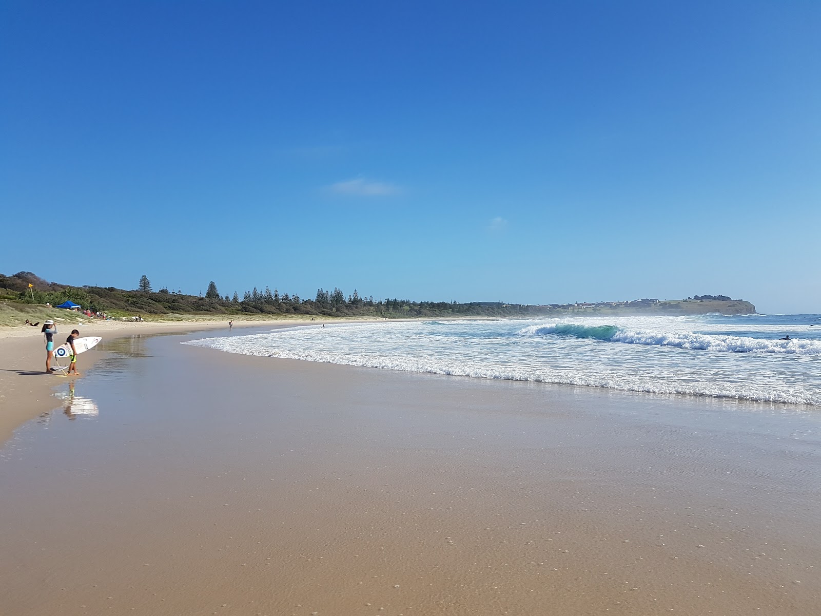 Fotografija Sharpes Beach z dolga ravna obala