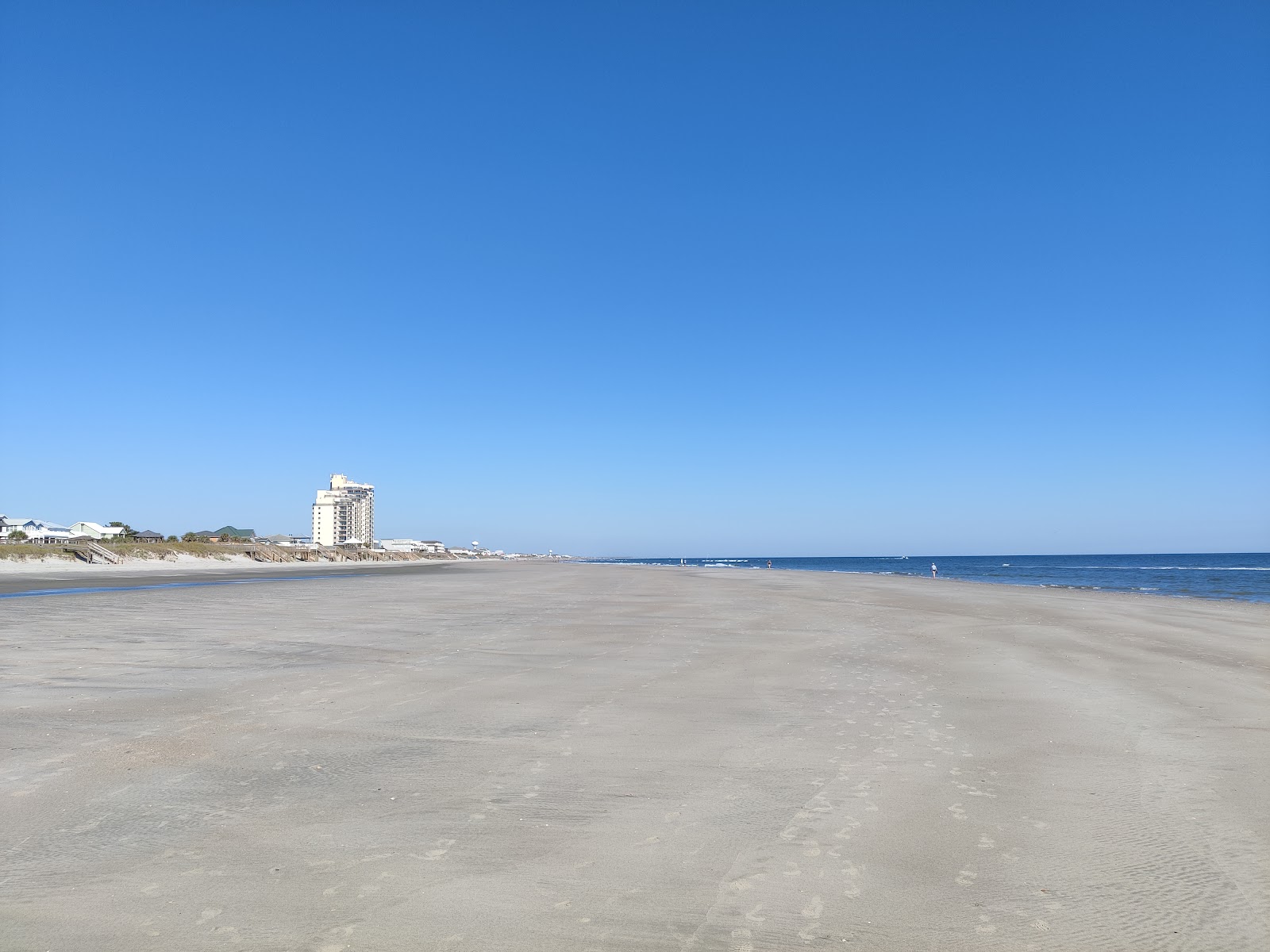 Zdjęcie Ocean Isle beach z powierzchnią turkusowa czysta woda