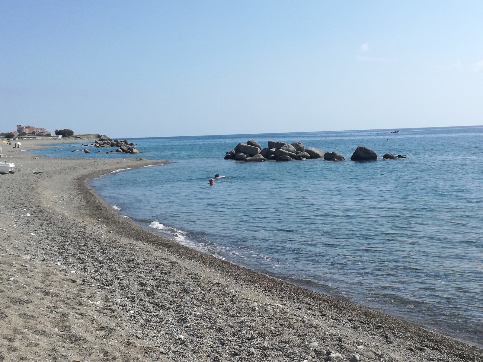 Ciro' Marina beach'in fotoğrafı hafif ince çakıl taş yüzey ile
