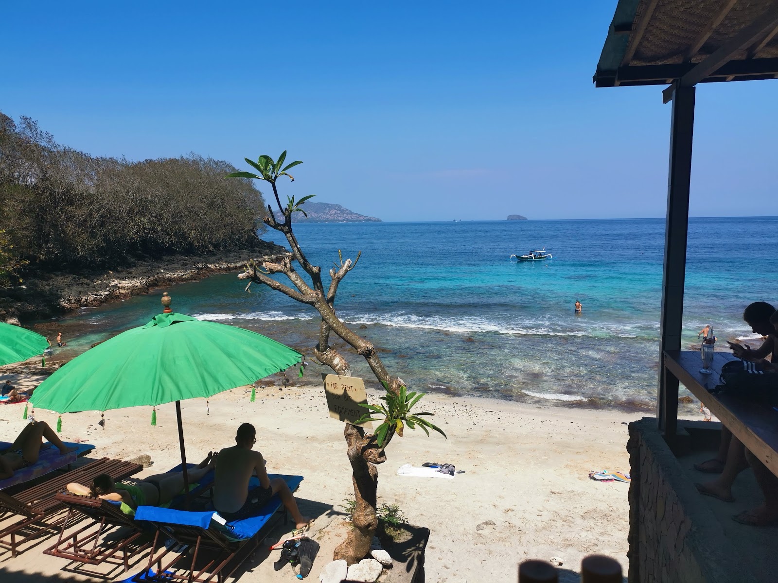 Foto von Blue Lagoon Beach von Klippen umgeben