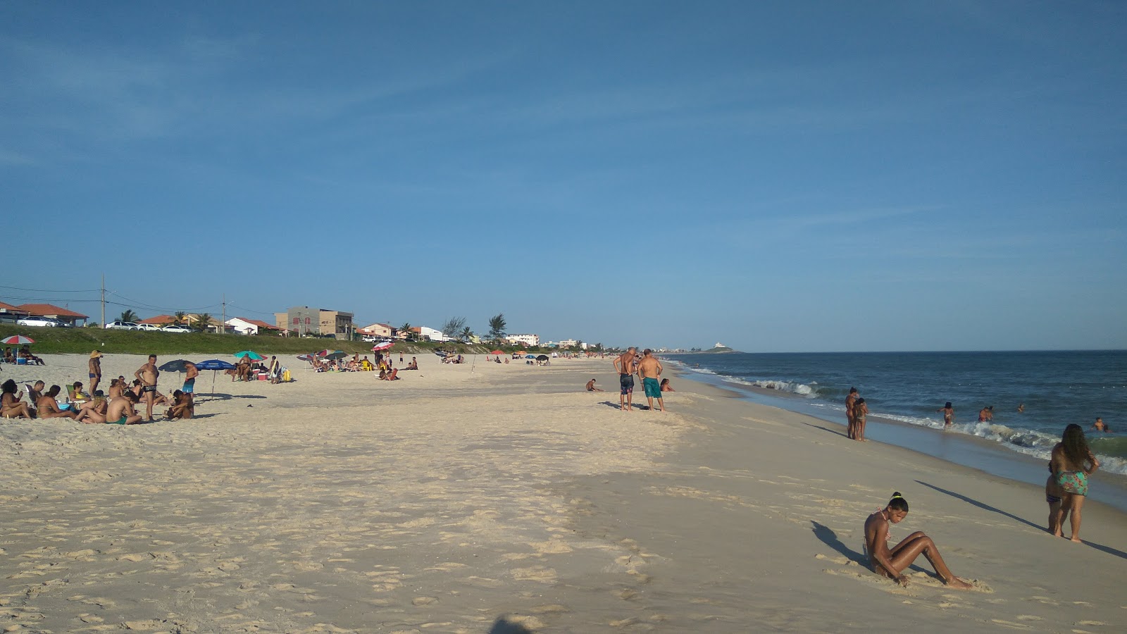 Zdjęcie Praia do Boqueirao z powierzchnią jasny, drobny piasek
