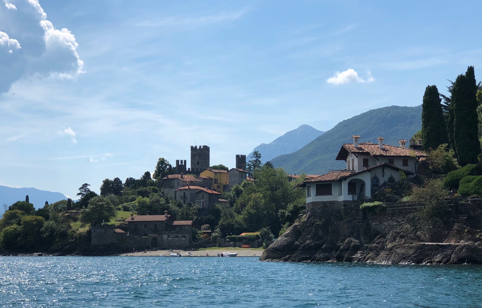 Foto van Spiaggia Santa Maria Rezzonico en zijn prachtige landschap