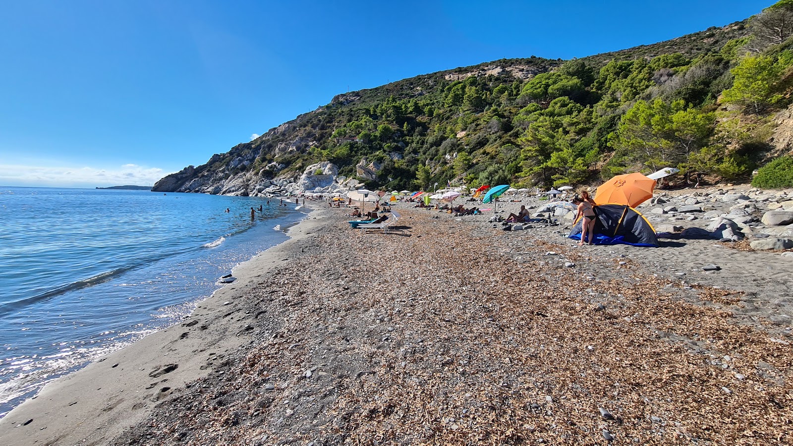 Zdjęcie Palombaia Beach z powierzchnią szary kamyk