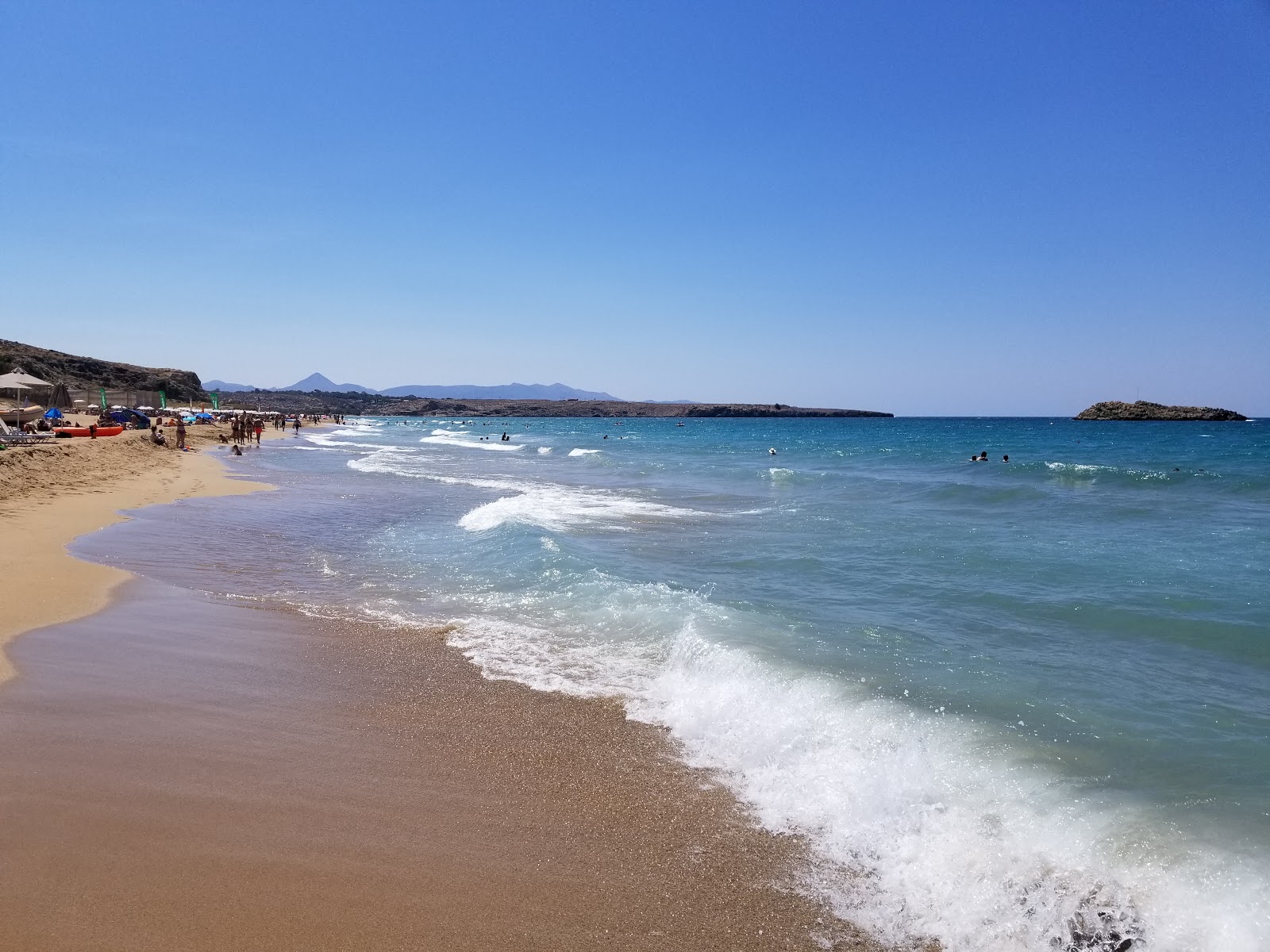 Zdjęcie Amnissos beach z powierzchnią drobny brązowy piasek