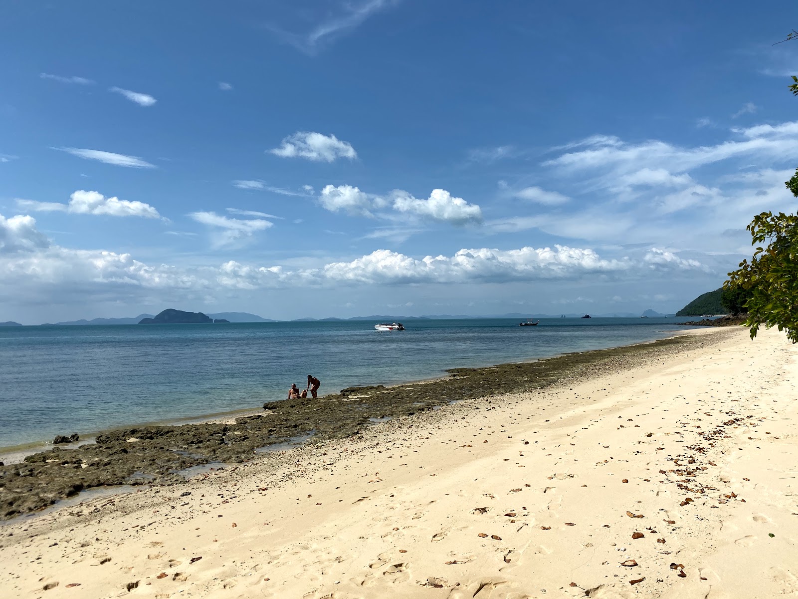 Fotografie cu Ao Muong Beach - locul popular printre cunoscătorii de relaxare