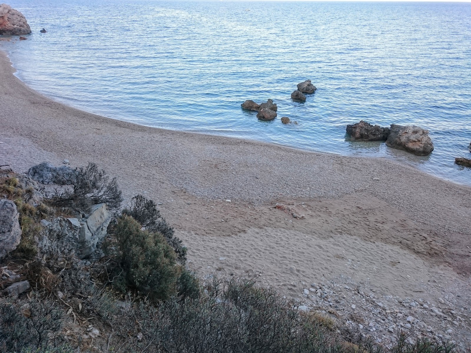 Foto de Mirsinidi Beach com meios de comunicação nível de limpeza