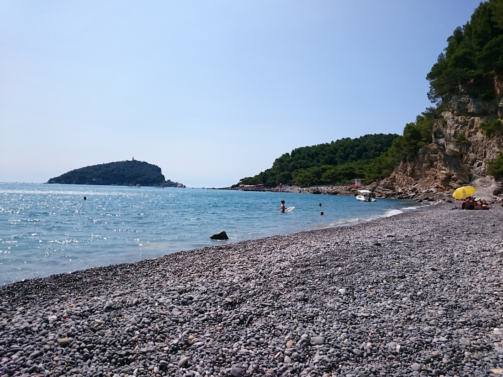 Spiaggia dei Gabbiani的照片 带有灰卵石表面