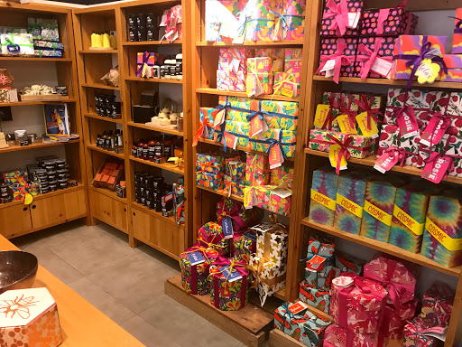 Cosmetics Store «Lush», reviews and photos, 10 Rosedale Shopping Center, Roseville, MN 55113, USA
