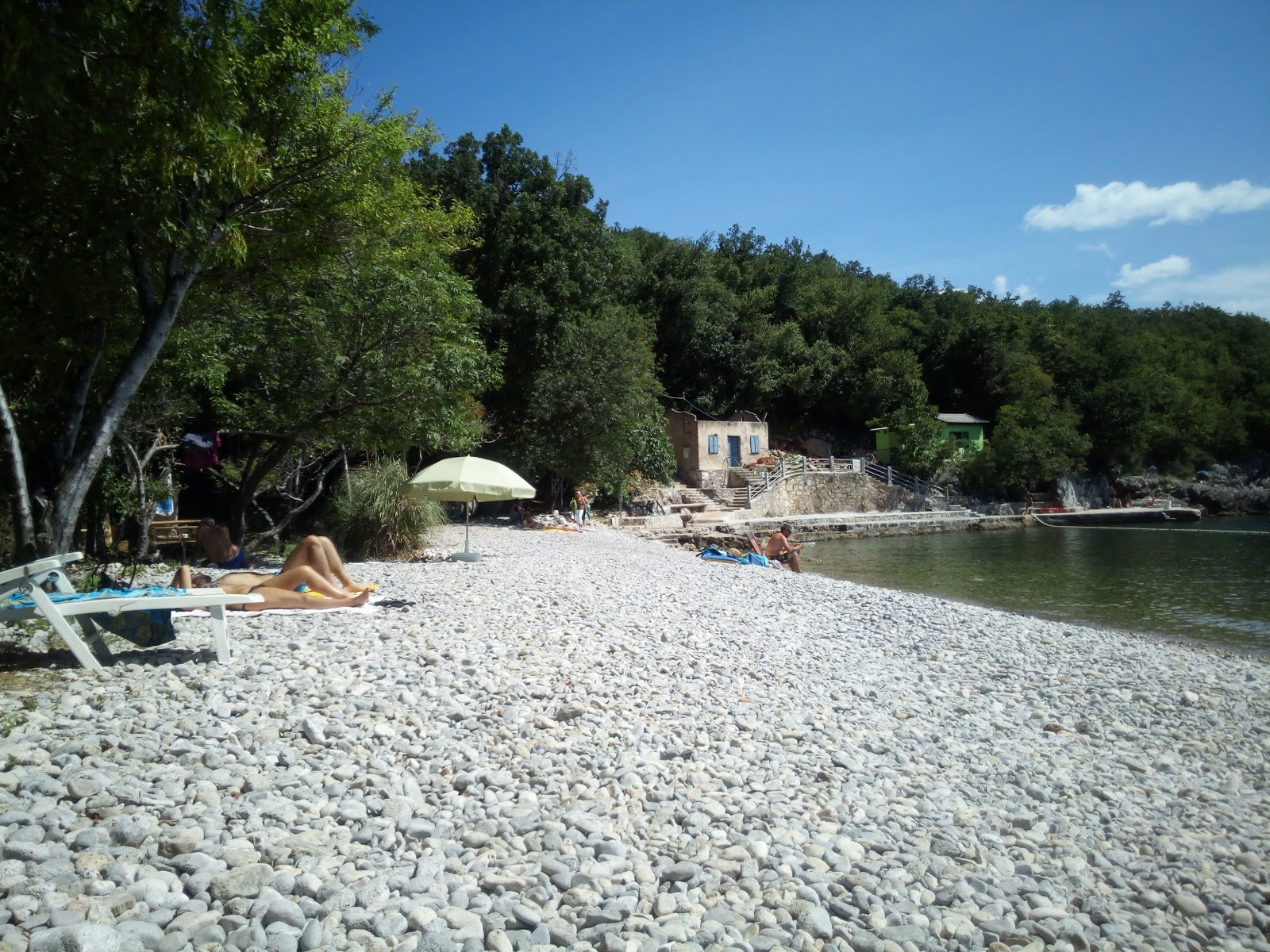 Foto von Cesarova beach von Klippen umgeben
